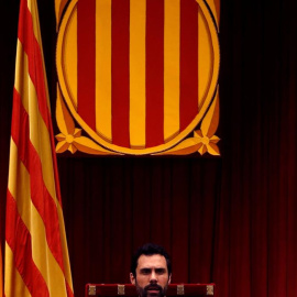 El nuevo presidente del Parlament, Roger Torrent, durante su primer discurso tras ser elegido durante la sesión constitutiva del Parlamento catalán de la XII legislatura. /EFE