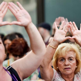 Dos mujeres asisten a la concentración convocada por la asociación feminista Gafas Moradas este lunes en la Plaza Moyúa de Bilbao contra "los feminicidios y las agresiones machistas". EFE