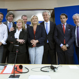 Algunos de los miembros del nuevo grupo de extrema derecha del Parlamento Europeo liderado por Marine Le Pen. - REUTERS