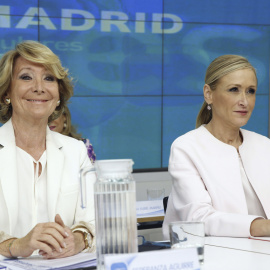 La presidenta del PP de Madrid, Esperanza Aguirre (iz.), y la candidata a la Comunidad de Madrid por el Partido Popular, Cristina Cifuentes, durante la reunioón del Comité Ejecutivo Regional.- EFE/Sergio Barrenechea