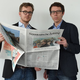 Los periodistas alemanes Frederik Obermaier (iz) y Bastian Obermayer (der) coautores de "Papeles de Panama", libro en el que detallan la investigación periodística que rodeó a la filtración del mismo nombre, porsan en la oficina del periódi