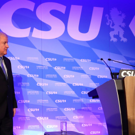 El líder de la CSU, Horst Seehofer, en la sede del partido en Munich tras los primeros sondeos en la regionales de Baviera.  REUTERS/Michael Dalder