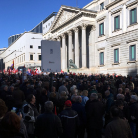 Cientos de jubilados se han concentrado este jueves a las puertas del Congreso. /TWITTER