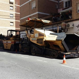 Obras para asfaltar una calle en Málaga, en una imagen de archivo. / EUROPA PRESS