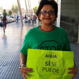 'SuperCarmen' con su panacarta amarilla.