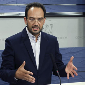 El portavoz parlamentario socialista, Antonio Hernando, durante la rueda de prensa realizada hoy en el Congreso de los Diputados. EFE/Chema Moya