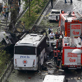 Varios camiones de bomberos en el lugar donde ha explotado la bomba. REUTERS