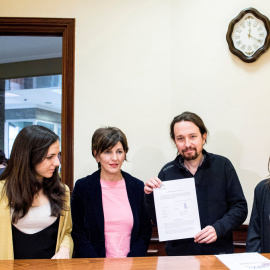 De izquierda a derecha: Ione Belarra, Yolanda Díaz, Pablo Iglesias e Irene Montero, en el Registro del Congreso, para< entregar su  Proposición no de Ley para instar al Gobierno a celebrar un debate de estado de la Nación.EFE/Podemos/ Dani 