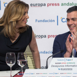 La presidenta de la Junta de Andalucía, Susana Díaz, y el secretario general del PSOE y candidato a la Presidencia del Gobierno de España, Pedro Sánchez, conversan momentos antes de que la presidenta andaluza le presentara en el Desayuno In
