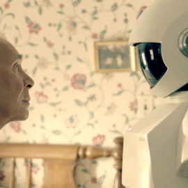 06/08/2019 - Fotograma de la película Robot & Frank (2012). Las personas tratan a los robots como seres vivos pese a saber que son máquinas.