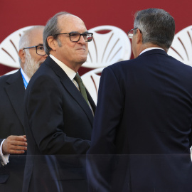 El Defensor del Pueblo Ángel Gabilondo (c) aguarda el inicio del desfile del Día de la Fiesta Nacional, este miércoles, en Madrid.