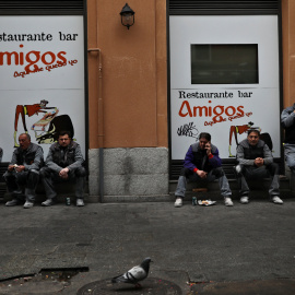 Varios trabajadores en un descanso, en el exterior de un restaurante en Madrid.. REUTERS/Susana Vera