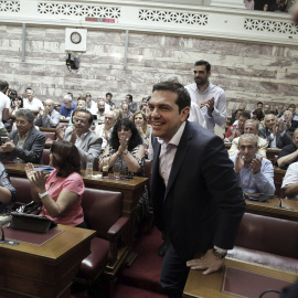 El ministro griego de Finanzas, Yanis Varufakis llega a una reunión en el Parlamento de Atenas con los diputados de su partido, Syriza. EFE/Simela Pantzartzi