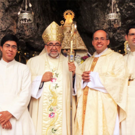 Varios miembros de Lumen Dei junto al arzobispo de Oviedo en Covadonga.