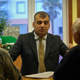 Pablo González Cacheiro con algunos de sus vecinos / PUBLICO