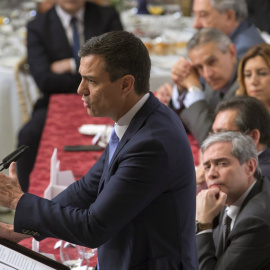 El secretario general del PSOE y candidato a la Presidencia del Gobierno de España, Pedro Sánchez, durante su intervención en un Desayuno Informativo en Sevilla, siendo presentado por presidenta de la Junta de Andalucía, Susana Díaz. EFE/Ju