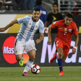 El jugador argentino Sergio Agüero (i) trata de superar la marca del chileno Alexis Sánchez (R). /EFE