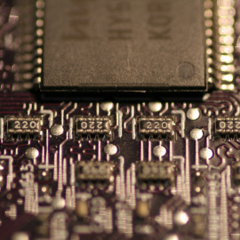 La carestía de los semiconductores con los que se fabrican los microchips de los circuitos electrónicos de los coches está sacudiendo la industria del automóvil.