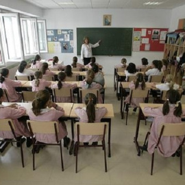 Una clase formada por niñas atiende las explicaciones de su profesora. EFE