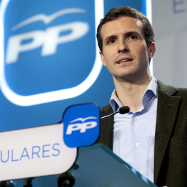 El portavoz del Comité de Campaña del PP, Pablo Casado, durante la rueda de prensa ofrecida hoy. /EFE