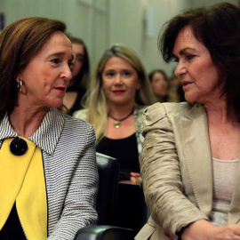 La vicepresidenta del Gobierno, Carmen Calvo, a la derecha, junto a la directora de la Biblioteca Nacional de España (BNE), Ana Santos. (FERNANDO ALVARADO | EFE)