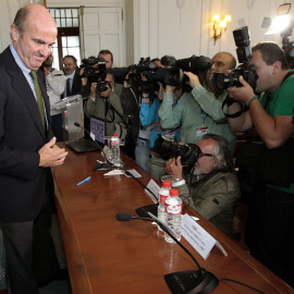 El ministro de Economia, Luis de Guindos, antes de su intervención  en un curs en la UMIP. EFE/Esteban Cobo
