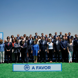 Instante de la reunión de Mariano Rajoy junto a los integrantes de su candidatura.- REUTERS/Andrea Comas