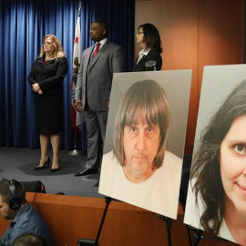 El fiscal de distrito del condado de Riverside Mike Hestrin (i) habla durante una conferencia de prensa para anunciar los cargos contra David Turpin y Louise Turpin (fotos a la derecha) en relación con el caso de abuso a sus 13 hijos en su 