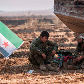 Combatientes del Ejército Libre Sirio descansan a las afueras de la ciudad de Tel Abyad.- RODI SAID (REUTERS)