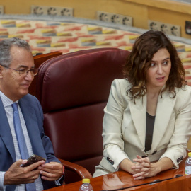 El vicepresidente de la Comunidad de Madrid, Enrique Ossorio, y la presidenta, Isabel Díaz Ayuso, durante una sesión plenaria en la Asamblea de Madrid, a 13 de octubre de 2022, en Madrid.
