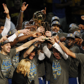 Los jugadores de los Warriors celebran la victoria. EFE/David Maxwell
