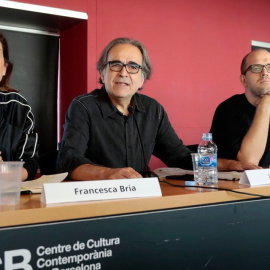 La responsable d'innovació digital de l'Ajuntament de Barcelona, Francesca Bria; el responsable d'Innoació Democràtica, Joan Subirats, i l'organitzador de DECODE Project, Evgueni Morozov. CCCB