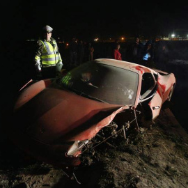 Fotografía del Ferrari accidentado del futbolista chileno Arturo Vidal en la ruta 5, al sur de Santiago (Chile). / Elvis González (EFE)
