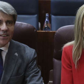 El consejero de Políticas Sociales y Familia, Carlos Izquierdo, y la presidenta de la Comunidad de Madrid, Cristina Cifuentes. EFE/Archivo