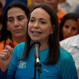 La precandidata presidencial venezolana por el partido opositor Vente Venezuela, María Corina Machado, habla durante una conferencia de prensa en Caracas, a 13/10/2023.