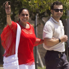 Isabel Pantoja sale de prisión acompañada de su hermano Agustín Pantoja. EFE
