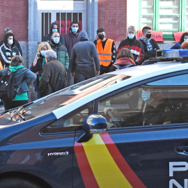 Un grupo de personas se concentra en Segovia para impedir que agentes de la Policía Nacional y Local efectúen un desahucio. Foto de archivo.