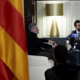 El presidente del Parlament, Roger Torrent (d), junto al líder de la CUP, Carles Riera, durante la reunión que mantuvieron ayer. /EFE