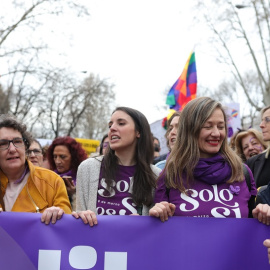 La ministra de Igualdad, Irene Montero (centro), en la manifestación del 8M (Día Internacional de la Mujer), en Madrid a 8 de marzo de 2020.