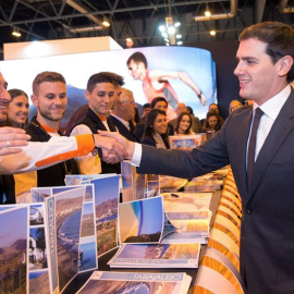 El líder de Ciudadanos, Albert Rivera, durante su visita ayer a la Feria Internacional de Turismo (FITUR). /EFE
