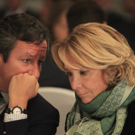 El vicesecretario de Organización y Electoral del PP, Carlos Floriano, junto con la presidenta del PP de Madrid, Esperanza Aguirre./ EUROPA PRESS