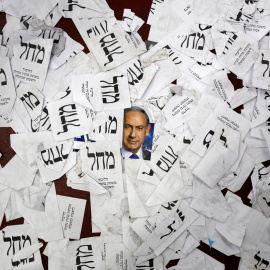 18/03/2015 - Una imagen del primer ministro israelí Benjamin Netanyahu junto a papeletas del partido Likud en Tel Aviv. / REUTERS - AMIR COHEN