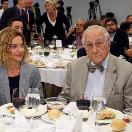 La ministra de Administraciones Territoriales Meritxell Batet, y el director del Club Siglo XXI, Inocencio Arias, antes de comenzar su almuerzo coloquio en Madrid. EFE/J.J. Guillén