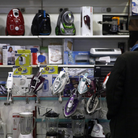 Un hombre en una tienda de electrodomésticos en Madrid. REUTES