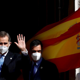 23/02/2021.- El rey Felipe VI (i), y el presidente del Gobierno, Pedro Sánchez (d), a su llegada a la ceremonia que se celebra, este martes, en el Congreso de los Diputados con motivo del 40 aniversario del 23F. El intento de golpe de Estad