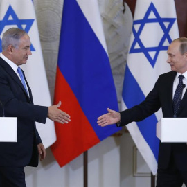 El presidente ruso Vladimir Putin saluda al primer ministro israelí, Benjamin Netanyahu. - EFE