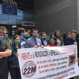 Los eurodiputados de IU, Podemos y Compromís, y activistas de No Somos Delito, en el exterior de la Eurocámara, expresando su protesta contra la ley mordaza. IU TWITTER