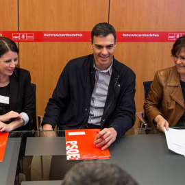 El secretario general del PSOE, Pedro Sánchez, junto a la vicesecretaria del partido, Adriana Lastra (i), y la secretaria de Igualdad, Carmen Calvo. /EFE