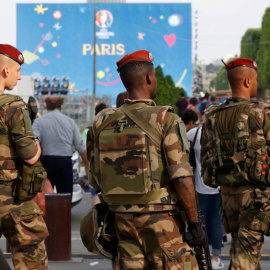 Militares franceses patrullan este martes los alrededores de la Torre Eiffel. REUTERS/Gonzalo Fuentes