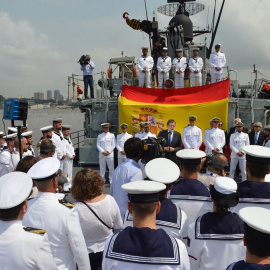 El Presidente del Gobierno, Mariano Rajoy, visita el patrullero de altura "Infanta Cristina" durante su despliegue africano, el pasado mes de diciembre. ARMADA